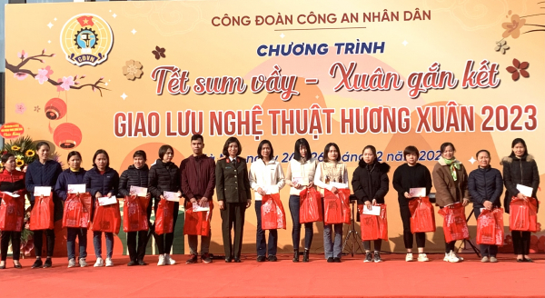 Ấm áp chương trình “Tết sum vầy – Xuân gắn kết”  Quý Mão 2023 -0