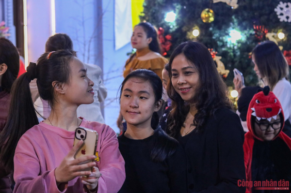 Người dân Hà Nội đón Giáng Sinh an lành -8