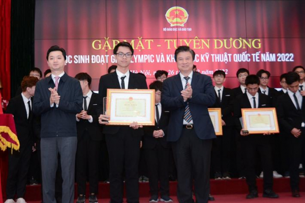 Vinh danh học sinh đoạt giải Olympic và Khoa học kỹ thuật quốc tế năm 2022 -0