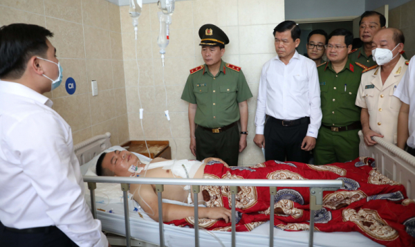 Deputy Minister Le Quoc Hung visits the seriously injured police Captain in Dong Nai -0