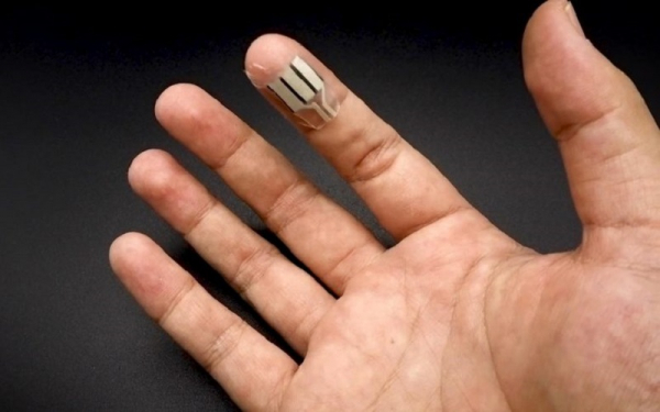Thiết bị đeo biến cái chạm của ngón tay thành nguồn năng lượng -0