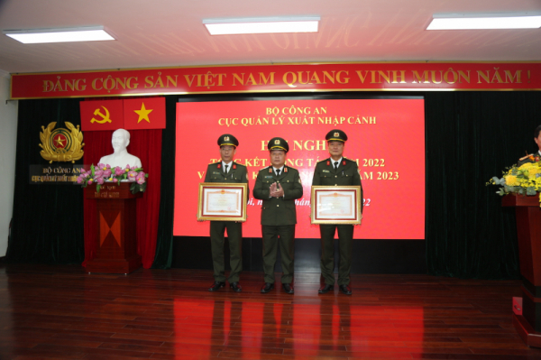 Deputy Minister Luong Tam Quang attends year-end conference of the Immigration Department -0