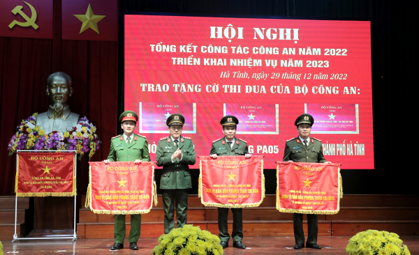 Thứ trưởng Lương Tam Quang biểu dương và chúc mừng Công an Hà Tĩnh trong thực hiện Đề án 06 -0