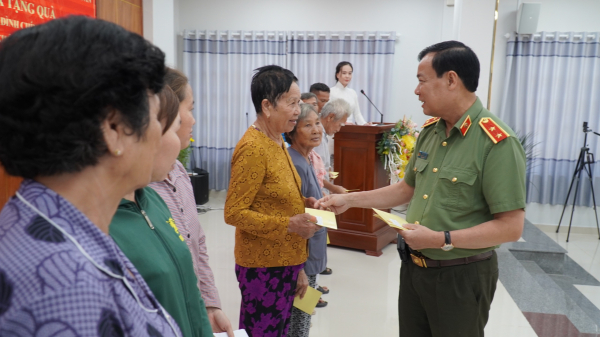 Đồng chí Lê Tấn Tới trao 220 suất quà Tết cho bà con 2 huyện ở Long An -0