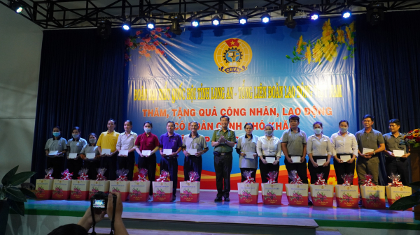 Đồng chí Lê Tấn Tới trao 220 suất quà Tết cho bà con 2 huyện ở Long An -0