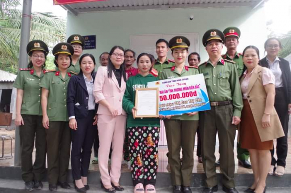 Công an tỉnh Ninh Thuận trao tặng căn nhà mái ấm tình thương cho một phụ nữ -0