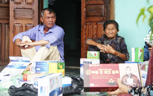 Nhiều “chiêu” lừa người già -0