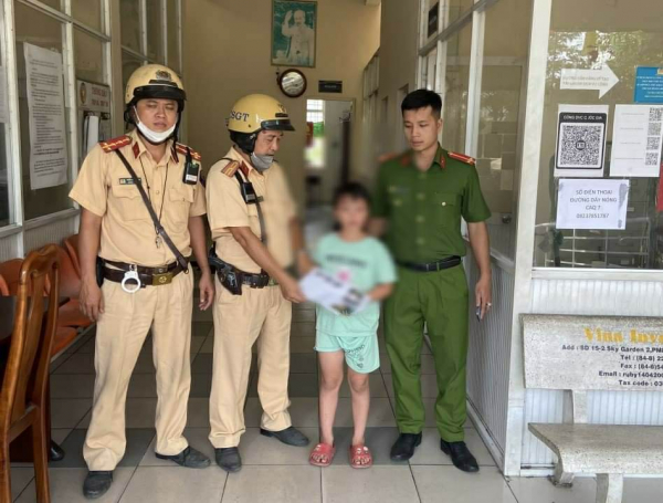 CSGT tìm người thân cho bé gái 8 tuổi đi lạc từ Bình Dương đến TP Hồ Chí Minh -0