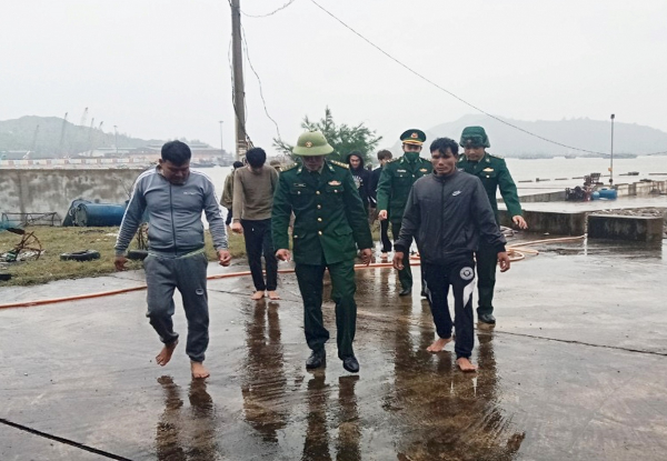 Liên tiếp cứu sống nhiều ngư dân tàu cá gặp nạn trên biển -0