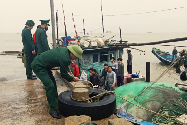 Liên tiếp cứu sống nhiều ngư dân tàu cá gặp nạn trên biển -0