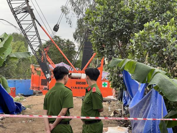 Chủ tịch UBND tỉnh Đồng Tháp thăm hỏi gia đình, chỉ đạo công tác cứu hộ cháu bé lọt vào trụ bê tông -0