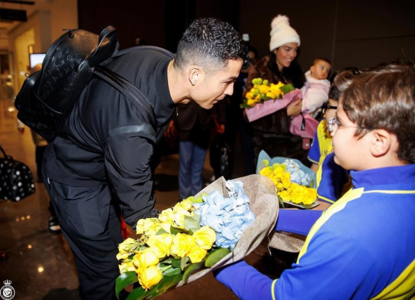 Ronaldo rạng rỡ trong ngày tới Saudi Arabia -0