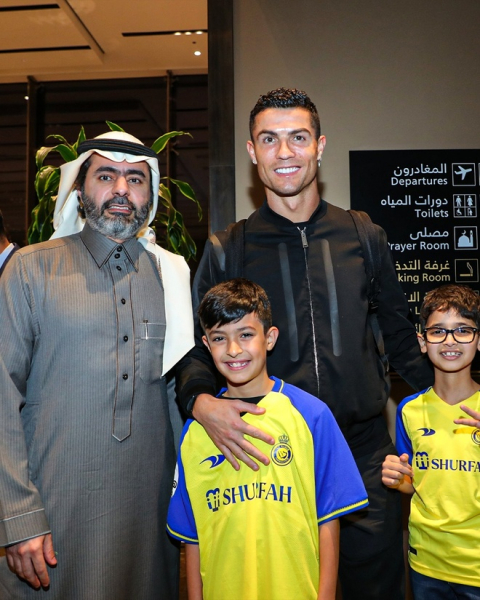 Ronaldo rạng rỡ trong ngày tới Saudi Arabia -0