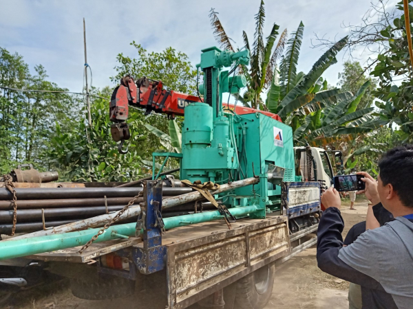 Việc cứu hộ ở Đồng Tháp gặp nhiều khó khăn, chưa nhổ được cọc bê tông -0