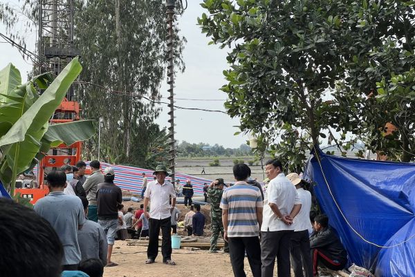 Vẫn chưa nhổ cọc bê tông để giải cứu cháu bé ở Đồng Tháp -0