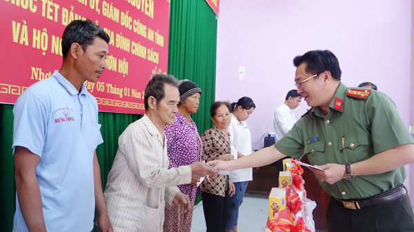 Giám đốc Công an tỉnh An Giang thăm, chúc Tết và tặng quà tại xã biên giới  -0