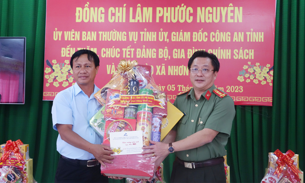 Giám đốc Công an tỉnh An Giang thăm, chúc Tết và tặng quà tại xã biên giới  -0