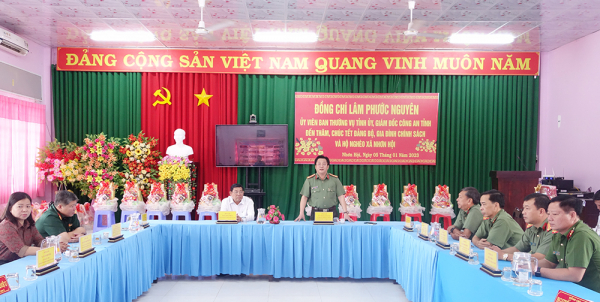 Giám đốc Công an tỉnh An Giang thăm, chúc Tết và tặng quà tại xã biên giới  -1