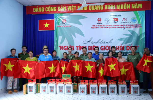 Tuổi trẻ Công an TP Hồ Chí Minh và “Hành trình nghĩa tình biên giới, hải đảo” xuân Quý Mão  -0