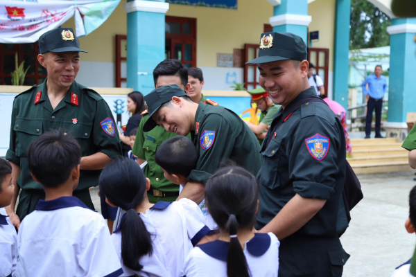 Tuổi trẻ Công an TP Hồ Chí Minh và “Hành trình nghĩa tình biên giới, hải đảo” xuân Quý Mão  -1