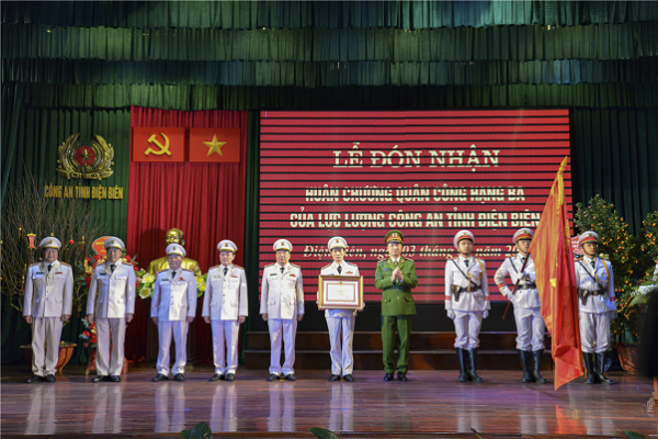 Dien Bien Provincial Police Department receives Third Class Military Merit Medal -0