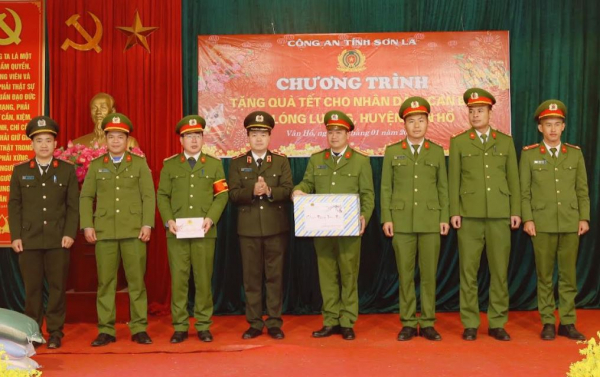 Công an tỉnh Sơn La thăm, tặng quà cho nhân dân vùng biên giới -0