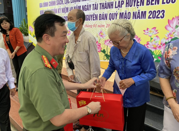 Đồng chí Trương Hòa Bình trao hơn 500 phần quà xuân đến bà con huyện Bến Lức -0