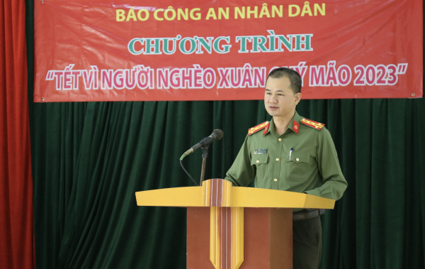 Báo CAND tặng quà Tết bà con Hoà Lâm -0