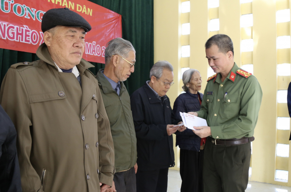 Báo CAND tặng quà Tết bà con Hoà Lâm -0