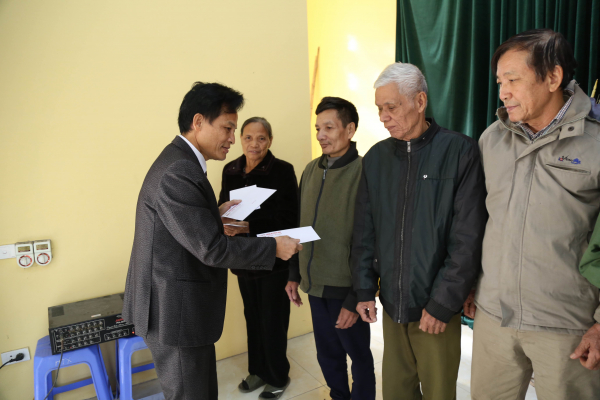 Báo CAND tặng quà Tết bà con Hoà Lâm -0