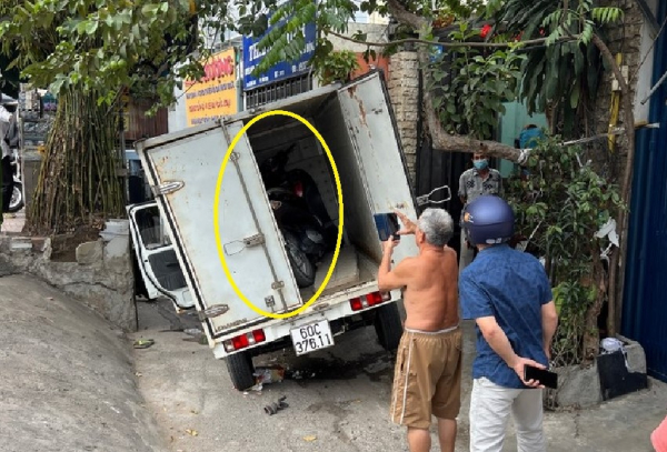 Xe tải nghi chở xe gian tông CSGT rồi lao vào nhà dân -0
