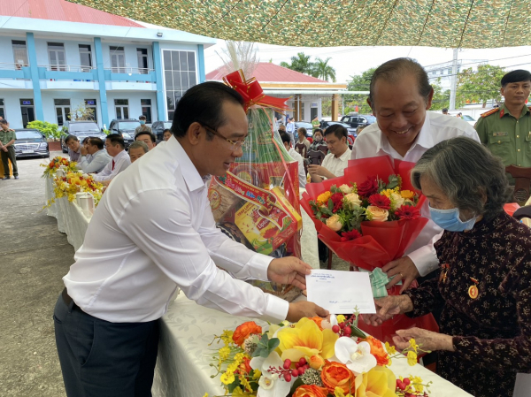 Đồng chí Trương Hòa Bình trao hơn 500 phần quà xuân đến bà con huyện Bến Lức -0