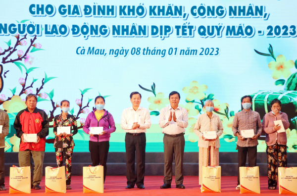 Phó Thủ tướng Lê Minh Khái chúc Tết gia đình chính sách, công nhân, người lao động tại Cà Mau -0