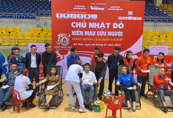 Công an Hà Tĩnh hưởng ứng ngày Chủ nhật đỏ -0