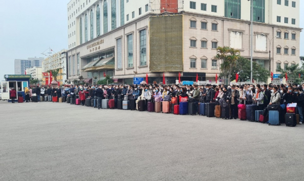 Hàng nghìn người Trung Quốc xếp hàng chờ qua cửa khẩu Móng Cái về quê ăn tết -0