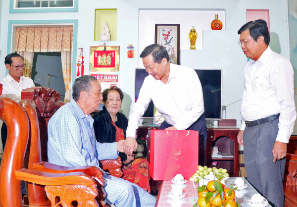 Phó Thủ tướng Lê Minh Khái chúc Tết gia đình chính sách, công nhân, người lao động tại Cà Mau -1