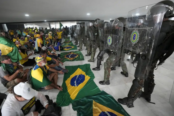 Thủ đô Brazil thất thủ, người biểu tình tràn vào phá hoại dinh tổng thống  - 0