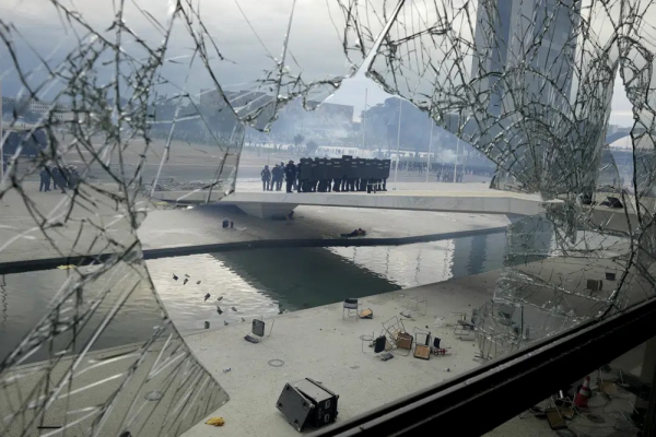 Thủ đô Brazil thất thủ, người biểu tình tràn vào phá hoại dinh tổng thống  - 0