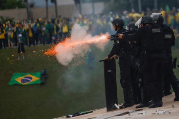 Thủ đô Brazil thất thủ, người biểu tình tràn vào phá hoại dinh tổng thống  - 1