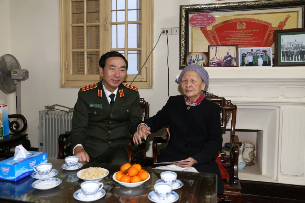 Thứ trưởng Trần Quốc Tỏ thăm, chúc Tết gia đình cố lãnh đạo Bộ Công an -0