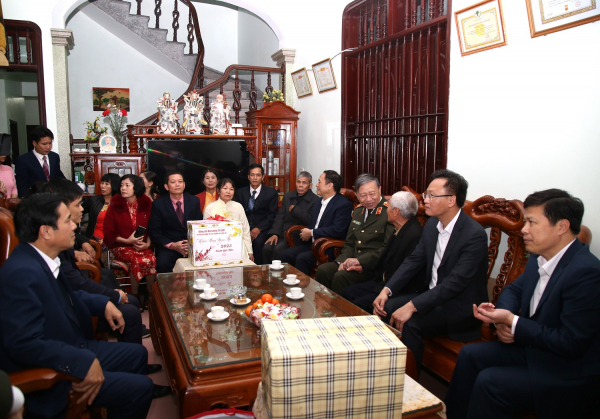 Bộ trưởng Tô Lâm thăm, chúc Tết và trao quà tại Hưng Yên -0