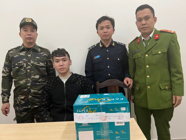 Hải quan Quảng Trị chủ trì bắt 8 đối tượng nhập cảnh mang theo gần 6 kg ma túy -0