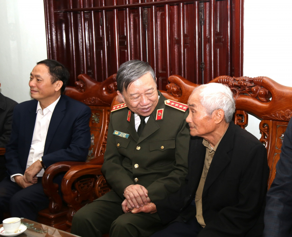 Bộ trưởng Tô Lâm thăm, chúc Tết và trao quà tại Hưng Yên -1