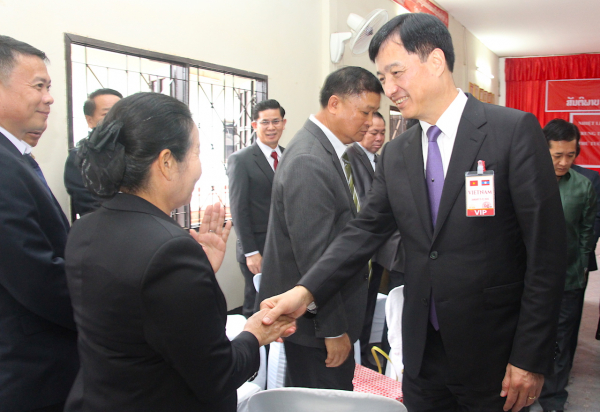 Thứ trưởng Nguyễn Duy Ngọc thăm, tặng quà Công an cụm bản Vangxai -0