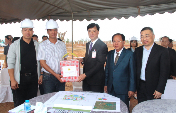 Thứ trưởng Nguyễn Duy Ngọc thăm, tặng quà Công an cụm bản Vangxai -1