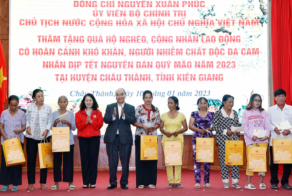 Chủ tịch nước Nguyễn Xuân Phúc trao quà Tết tặng người nghèo tại Kiên Giang -0