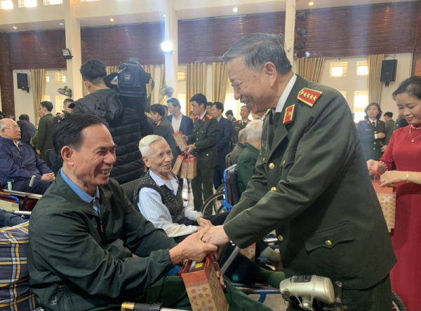 Minister To Lam visits and offers gifts to wounded and sick soldiers -0
