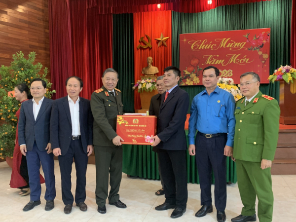 Minister To Lam visits and offers gifts to wounded and sick soldiers -0