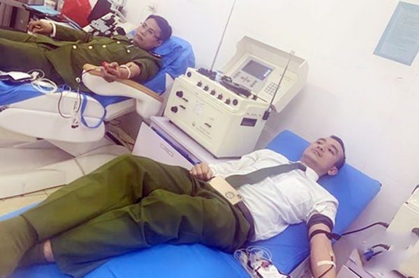 Hai Công an xã vượt hơn 40km hiến máu cứu người -0