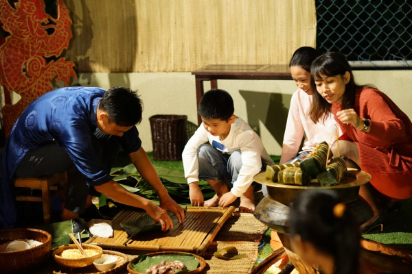 Du khách nước ngoài thích thú gói bánh chưng, trải nghiệm Tết xưa tại Đà Nẵng -2